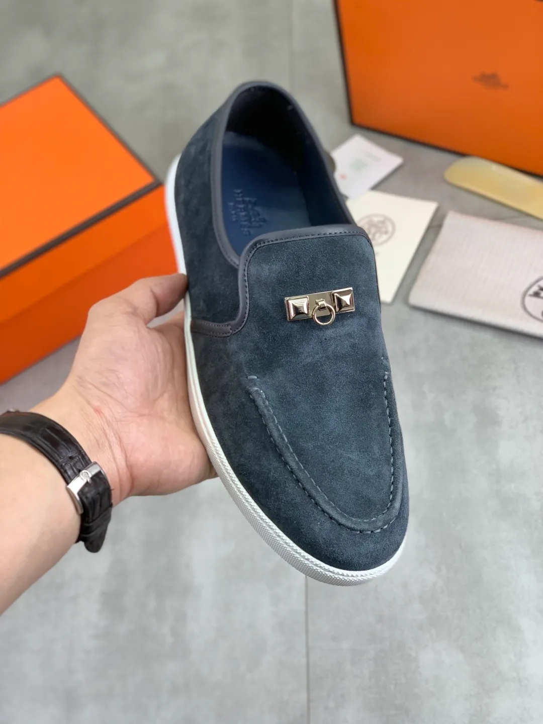 Factory price P600 New style Top version Original order Hermes Men's Drift Sneaker Spring new casual sports shoes Original purchase, development, production H family men's classic series, technical breathable fabrics with cowhide Casual sports shoes Casual sports dad shoes combine high-tech breathable materials and cowhide, H family exclusive button decoration on the side The outsole is full of H italic design and bright colors to show vitality and continue the brand design inspiration. Stroll around the city lightly and feel free and comfortable. Delivered in exquisite packaging🛍📦 ▪️Fabric: original customized breathable material + first layer of frosted cowhide ▪️Inner: cowhide feet ▪️Outsole: molded and evacuated PU+TPU material ▪️Size: 35-45 Multiple colors available Premium packaging